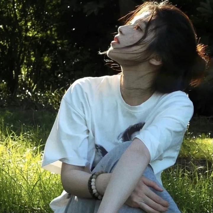 三个带面纱的女子